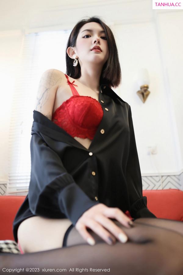   [XiuRen]高清写真图 2023.03.03 No.6356 乔一一 黑丝短裙第29张图片